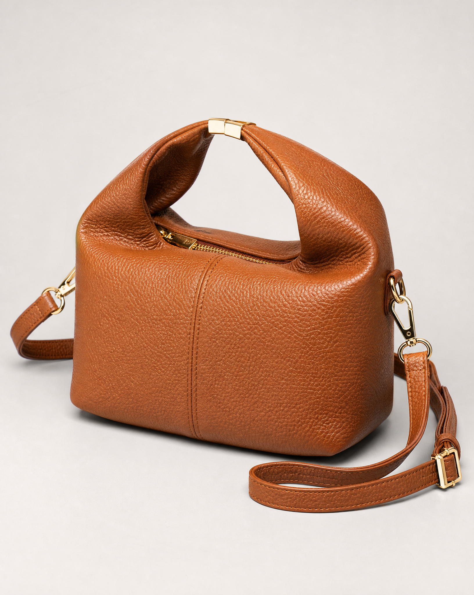 Borsa mini con manico annodato in vera pelle – Camel, vista a tre quarti