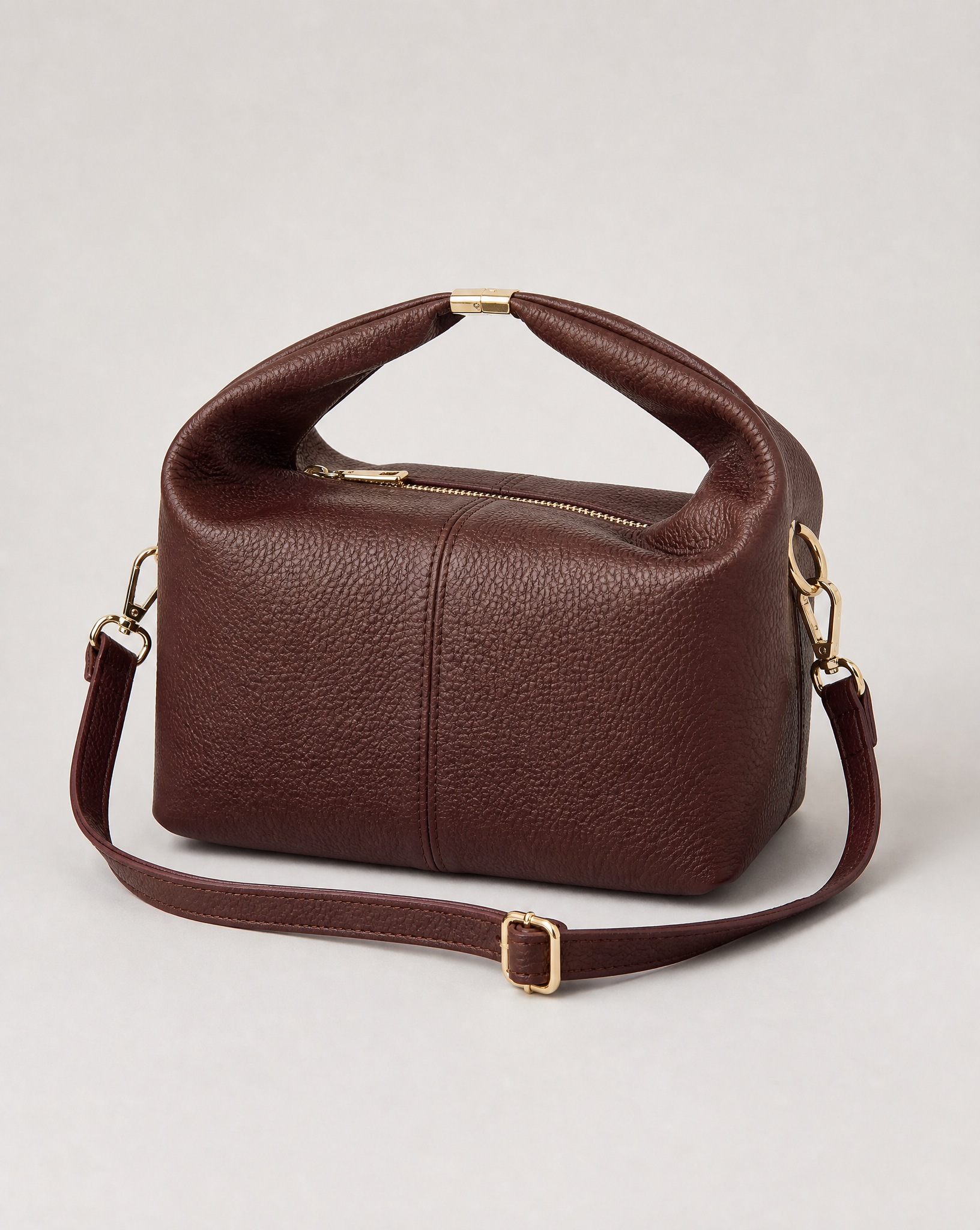 Borsa mini con manico annodato in vera pelle – Marrone, vista a tre quarti