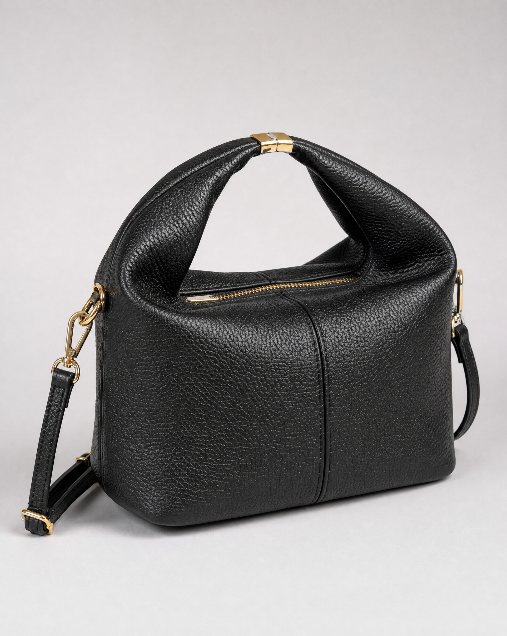 Borsa mini con manico annodato in vera pelle – Nero, dettaglio della vera pelle e del manico