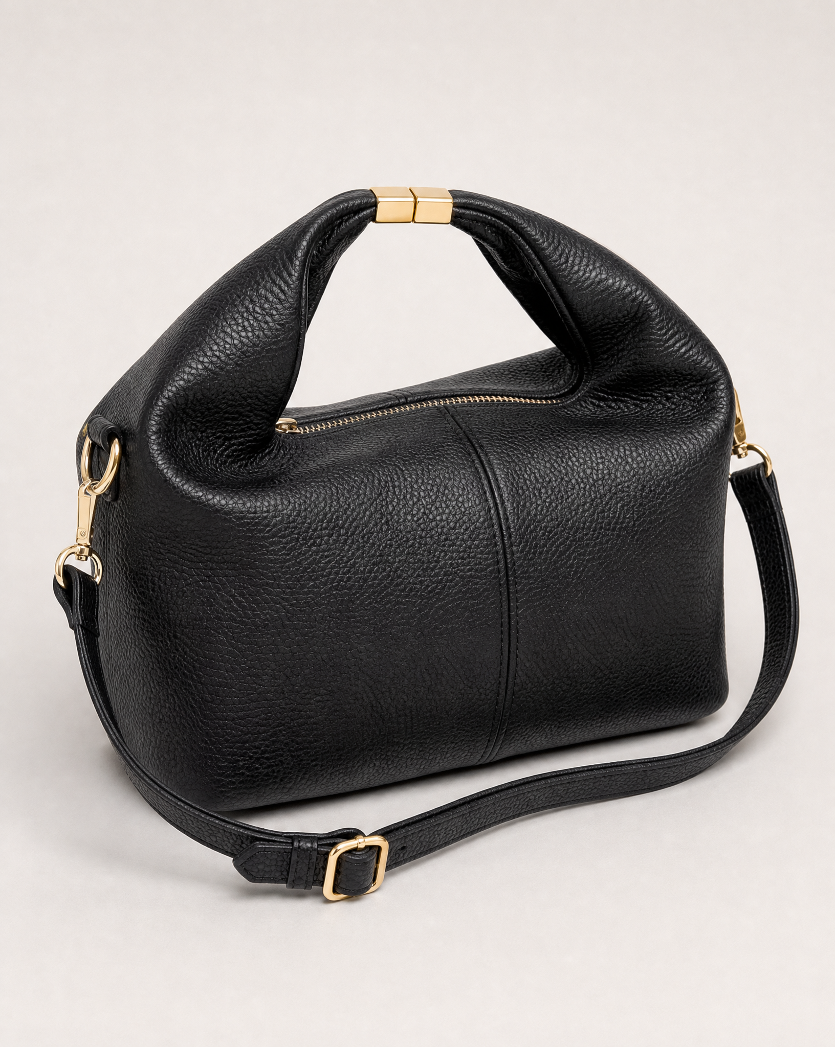 Borsa mini con manico annodato in vera pelle – Nero, vista a tre quarti