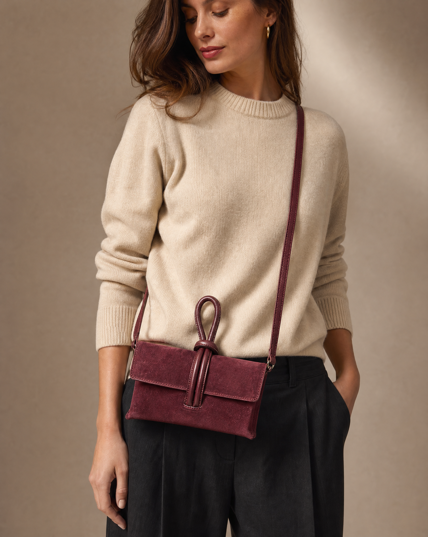 Borsa pochette donna bordeaux con nodo indossata