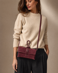 Borsa pochette donna bordeaux con nodo indossata