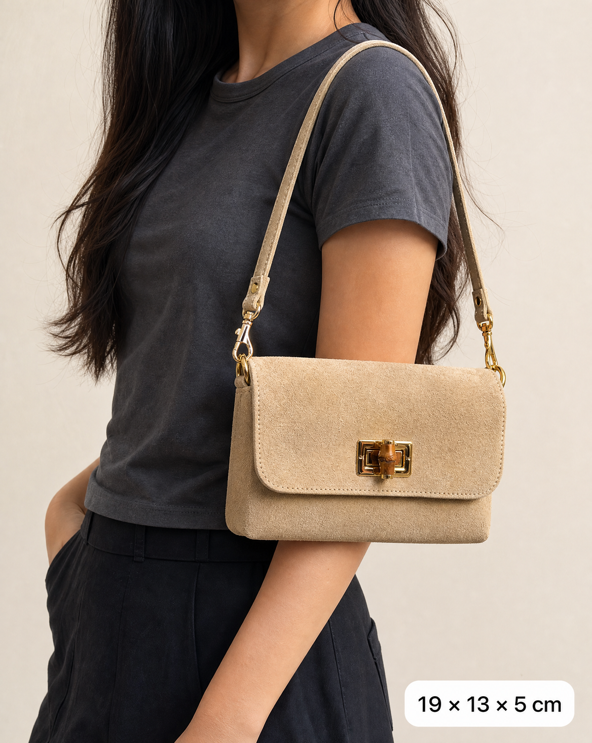 Borsa beige indossata a spalla, misure 19 × 13 × 5 cm