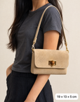 Borsa beige indossata a spalla, misure 19 × 13 × 5 cm