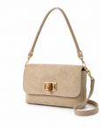Borsa in vera pelle scamosciata beige con tracolla su sfondo bianco