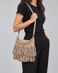 Borsa a secchiello vera pelle con frange — Beige, indossata a spalla