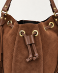 Borsa secchiello in vera pelle scamosciata cuoio con frange - dettaglio coulisse e occhielli