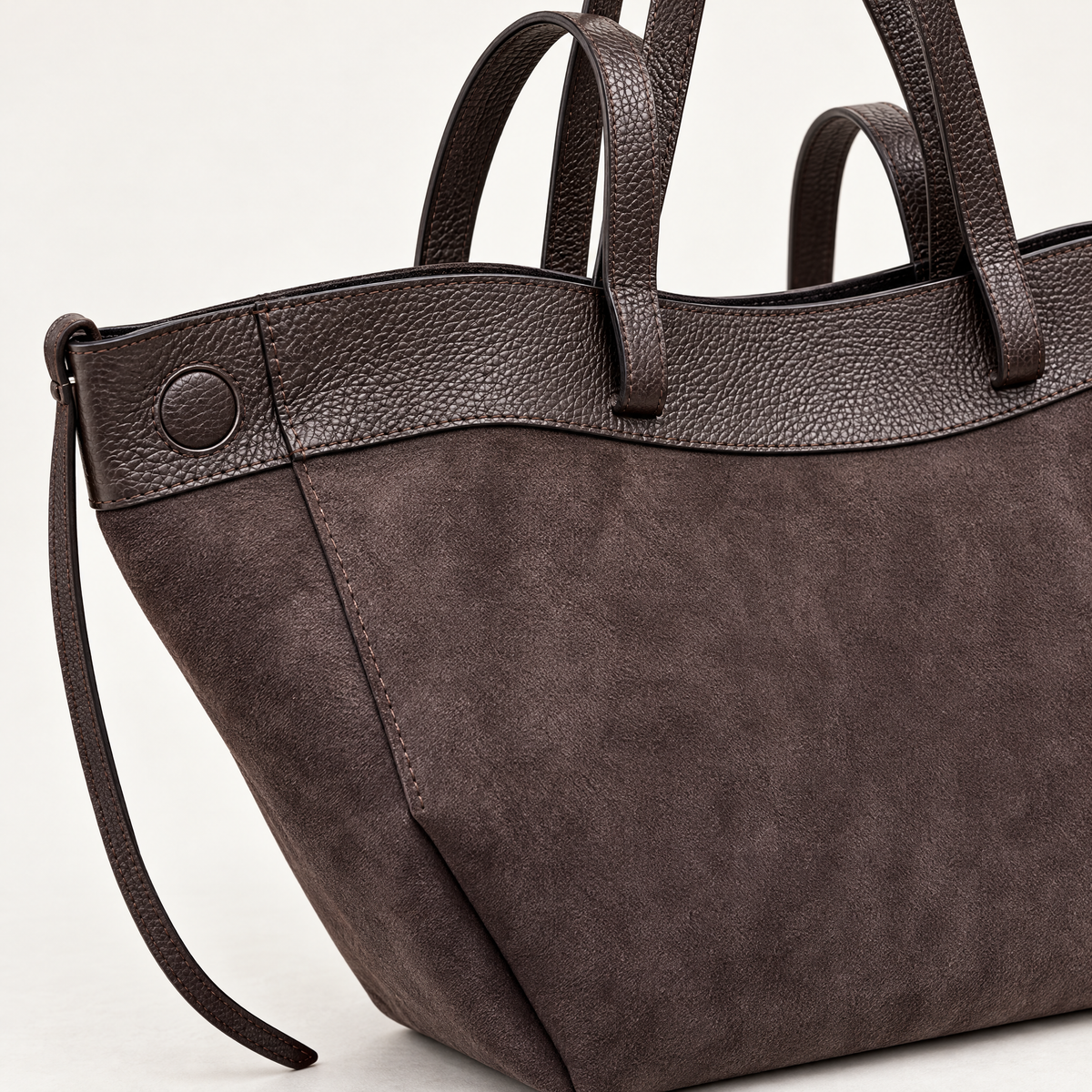 Borsa shopper in vera pelle scamosciata marrone - dettaglio finiture e manici