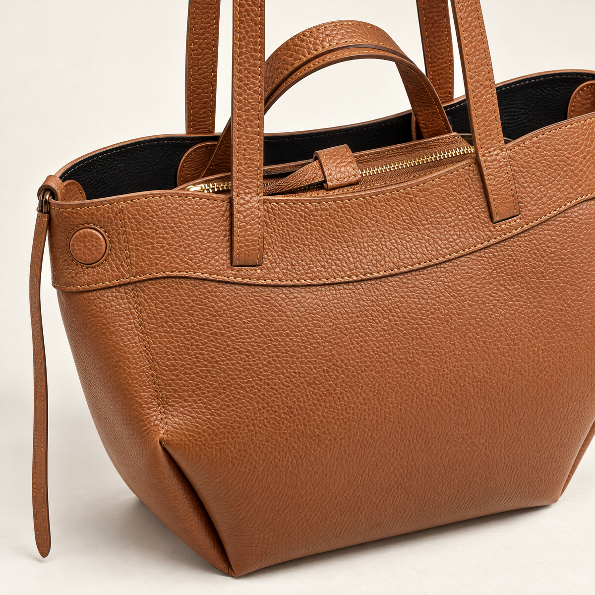 Borsa shopper in vera pelle con doppi manici colore cuoio – dettaglio pelle e manici