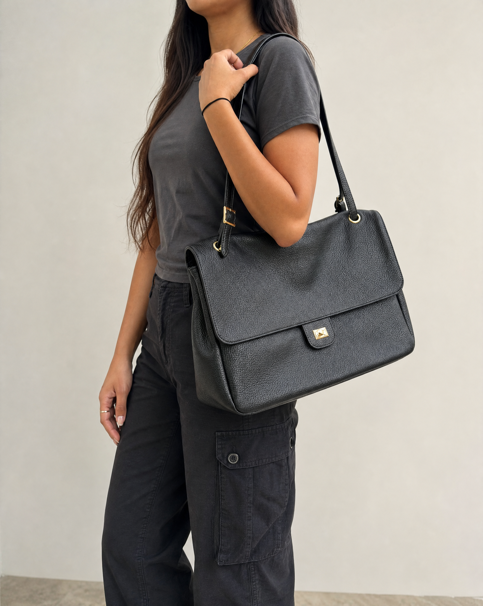 Borsa shopper donna in vera pelle nera indossata a spalla