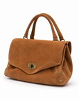 Borsa Siena in vera pelle scamosciata color camel, seconda vista su sfondo bianco