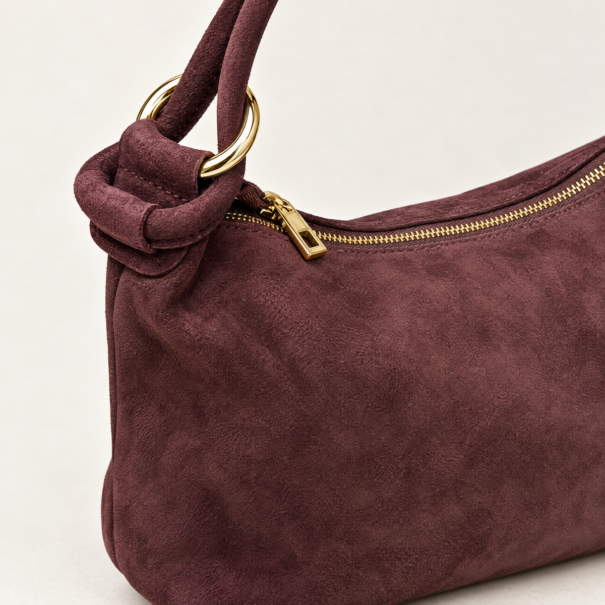 Borsa a spalla bordeaux in vera pelle scamosciata con anelli dorati – dettaglio anello e cerniera