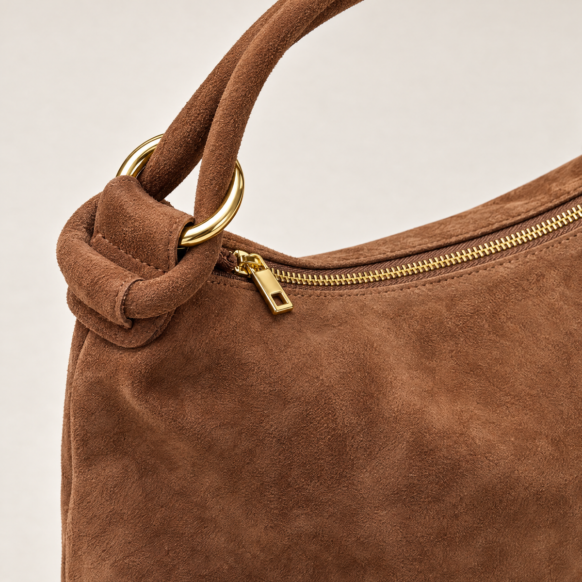 Borsa a spalla camel in vera pelle scamosciata con anelli dorati – dettaglio anello e cerniera