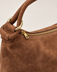 Borsa a spalla camel in vera pelle scamosciata con anelli dorati – dettaglio anello e cerniera