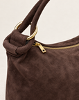 Borsa a spalla marrone in vera pelle scamosciata con anelli dorati – dettaglio anello e cerniera