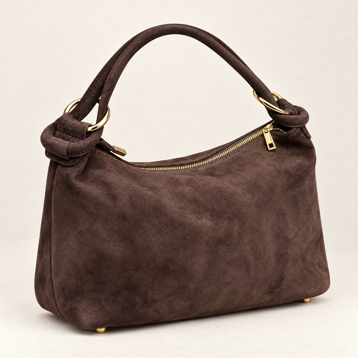 Borsa a spalla marrone in vera pelle scamosciata con anelli dorati – vista a tre quarti
