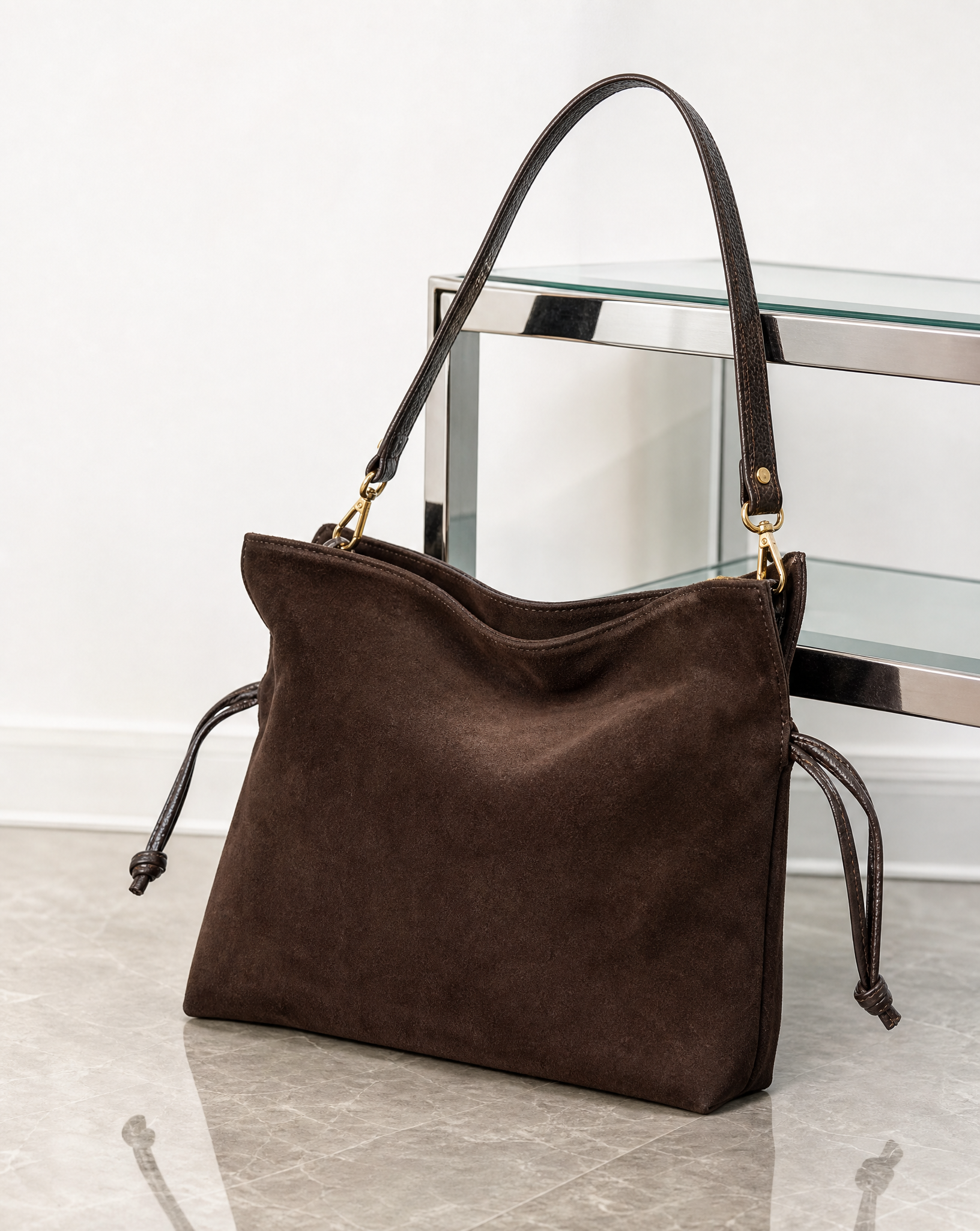 Borsa tote in vera pelle scamosciata marrone vista tre quarti