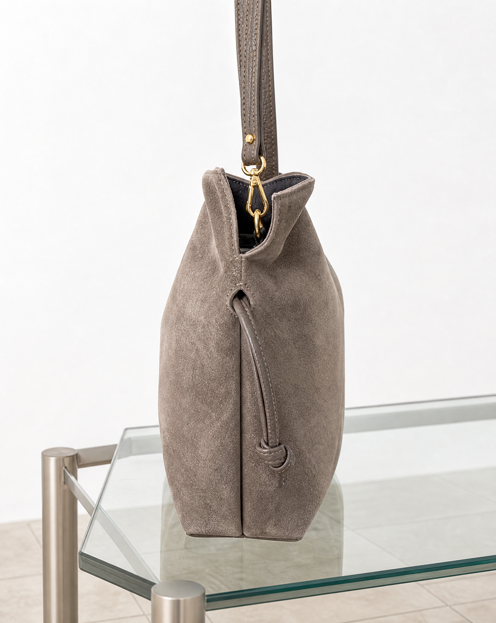 Borsa tote in vera pelle scamosciata taupe vista laterale