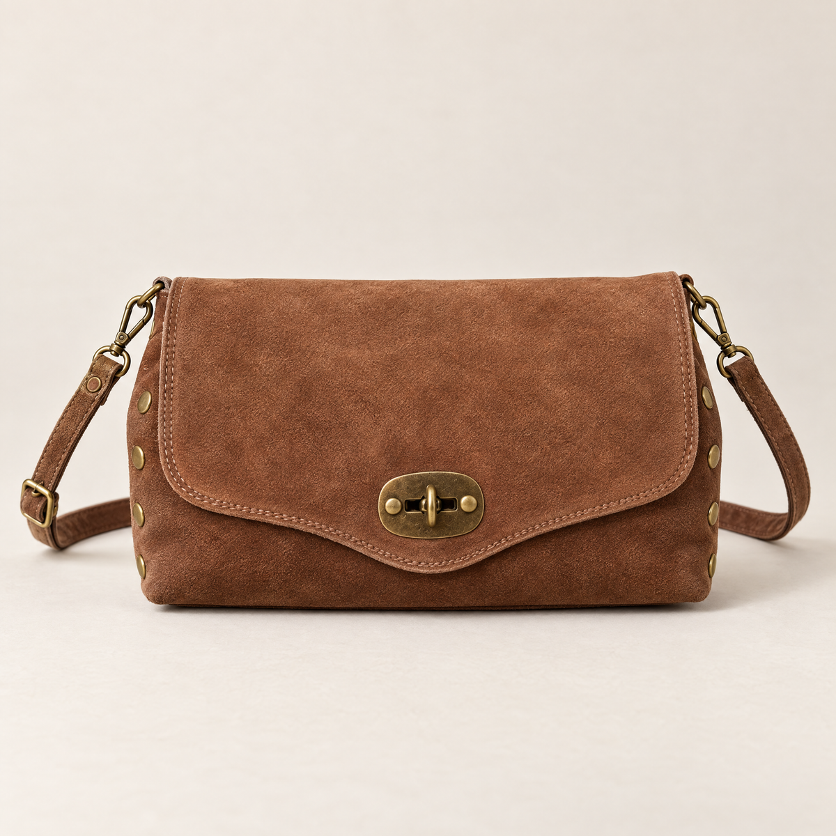 Borsa a tracolla in vera pelle scamosciata con borchie cuoio – vista frontale