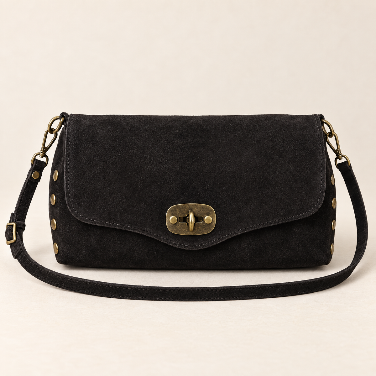 Borsa a tracolla in vera pelle scamosciata con borchie nero – vista frontale