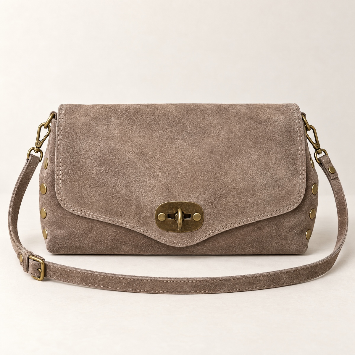 Borsa a tracolla in vera pelle scamosciata con borchie taupe – vista frontale