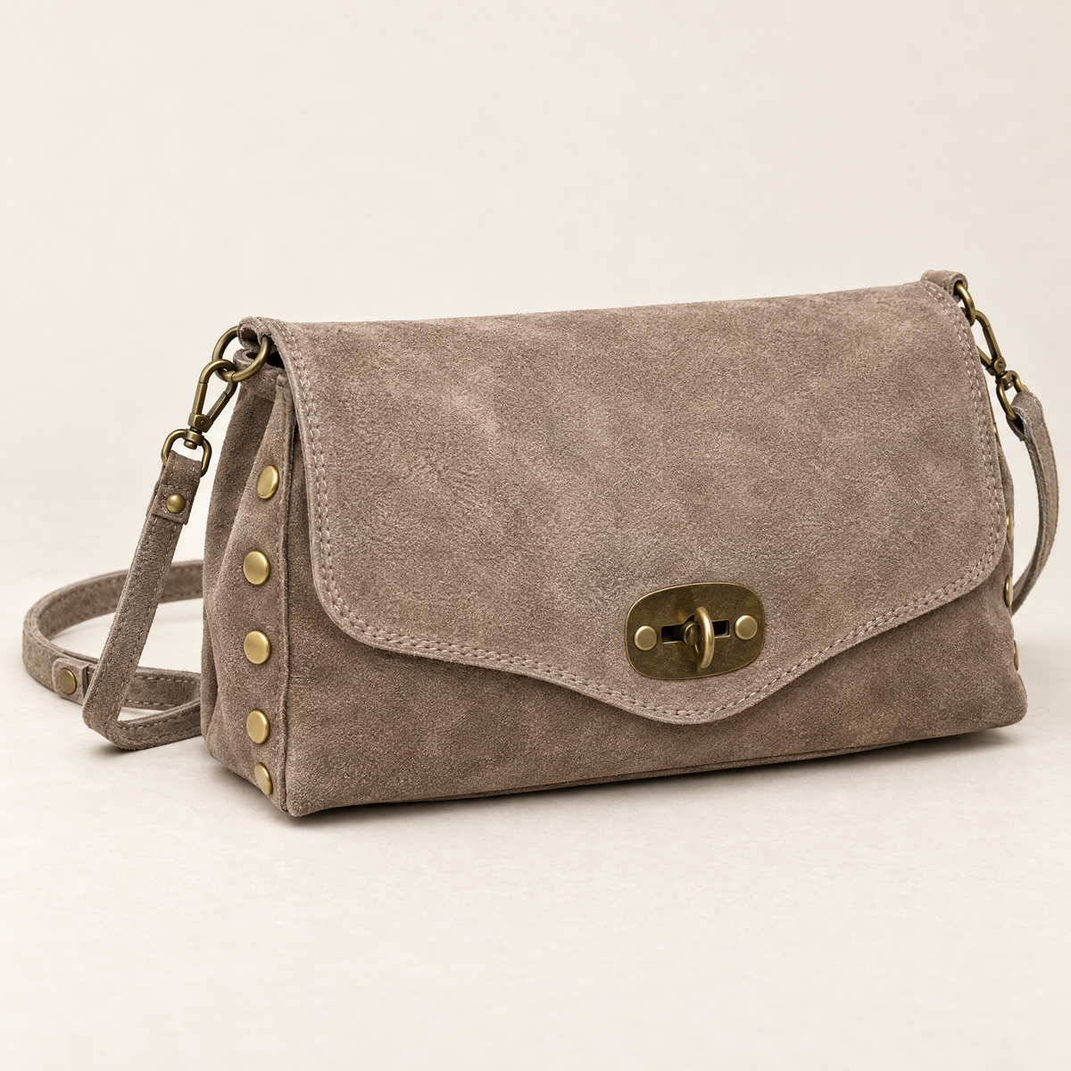 Borsa a tracolla in vera pelle scamosciata con borchie taupe – vista a tre quarti
