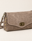 Borsa a tracolla in vera pelle scamosciata con borchie taupe – vista a tre quarti