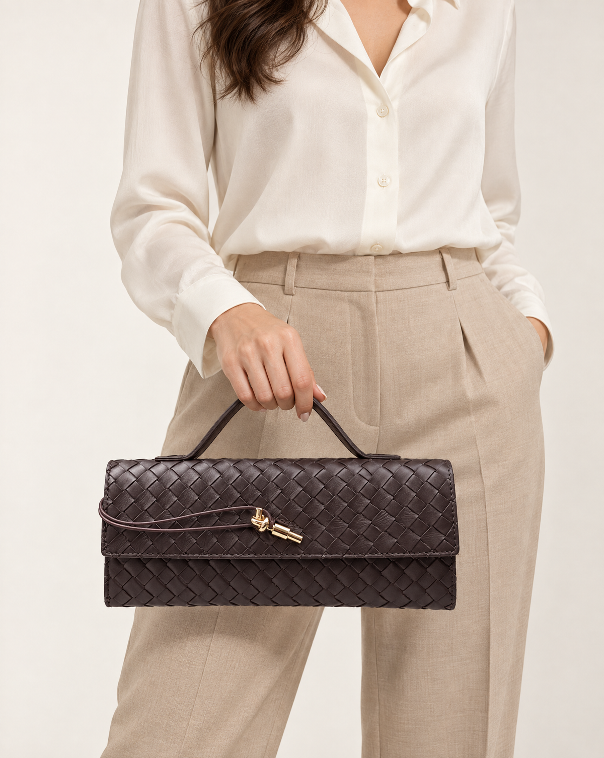 Borsa a mano in vera pelle intrecciata marrone con dettaglio dorato – portata a mano
