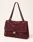 Borsa a spalla in vera pelle scamosciata bordeaux con patta - tre quarti