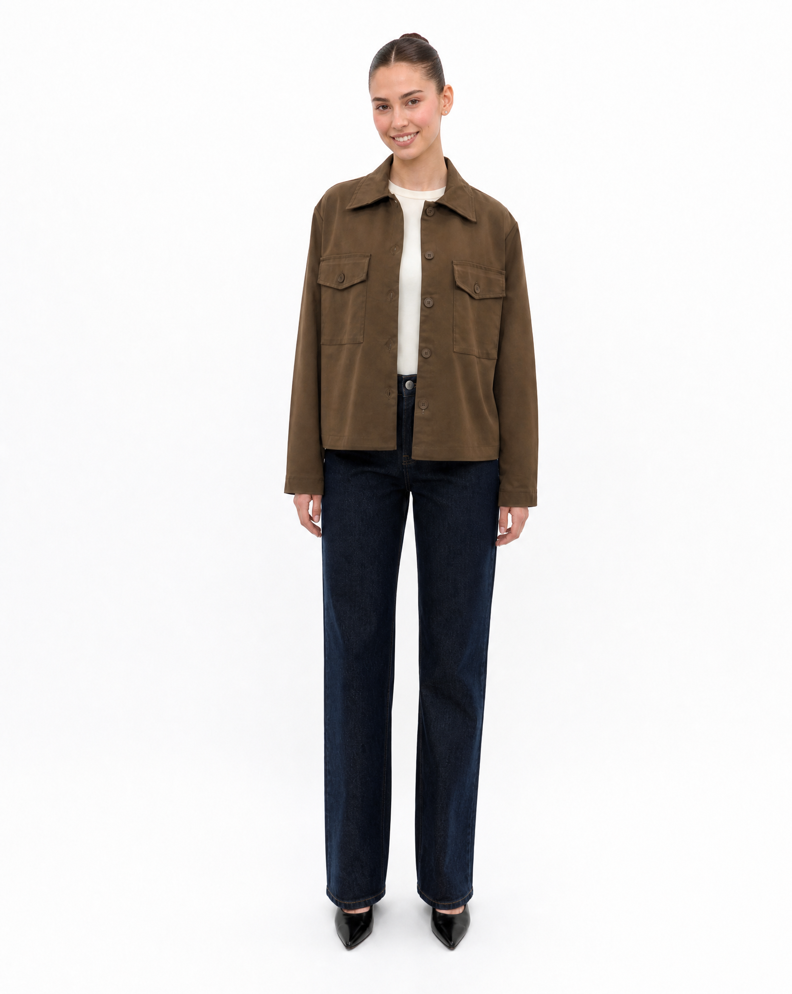 Camicia Giacca Donna Satinata con Tasche Marrone vista frontale indossata da Polly 6