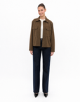 Camicia Giacca Donna Satinata con Tasche Marrone vista frontale indossata da Polly 6