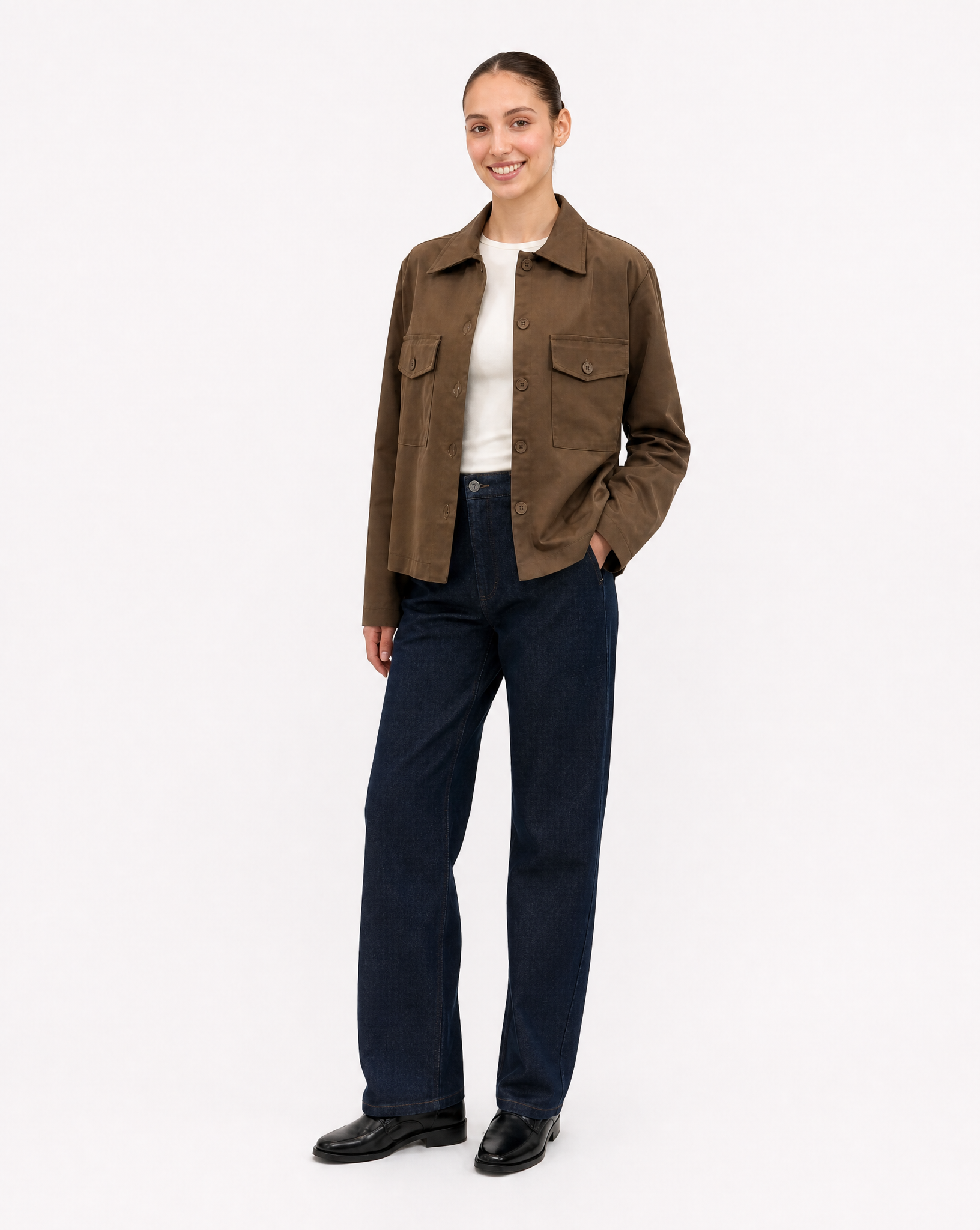 Camicia Giacca Donna Satinata con Tasche Marrone vista tre-quarti indossata da Polly 6