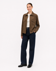 Camicia Giacca Donna Satinata con Tasche Marrone vista tre-quarti indossata da Polly 6