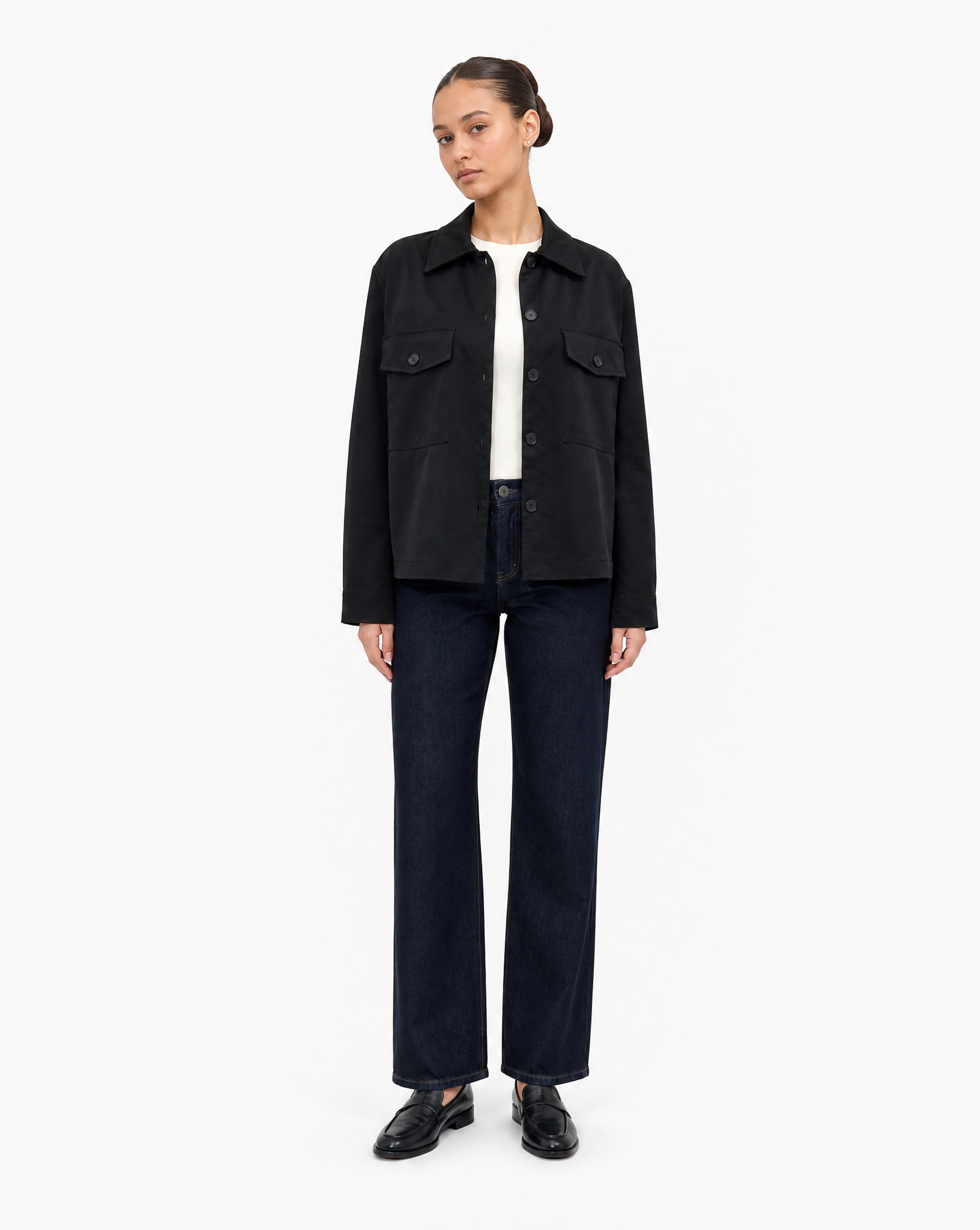 Camicia Giacca Donna Satinata con Tasche Nero vista frontale indossata da Polly 6