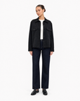 Camicia Giacca Donna Satinata con Tasche Nero vista frontale indossata da Polly 6