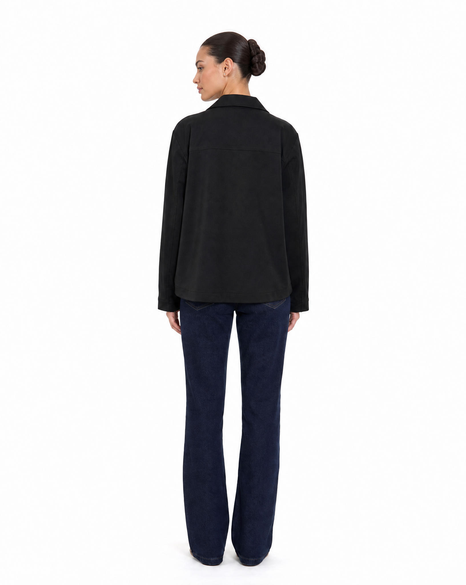 Camicia Giacca Donna Satinata con Tasche Nero vista retro indossata da Polly 6