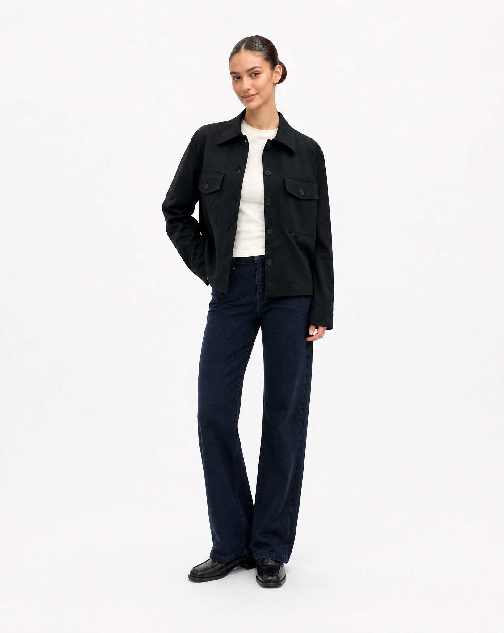 Camicia Giacca Donna Satinata con Tasche Nero vista tre-quarti indossata da Polly 6