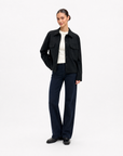 Camicia Giacca Donna Satinata con Tasche Nero vista tre-quarti indossata da Polly 6