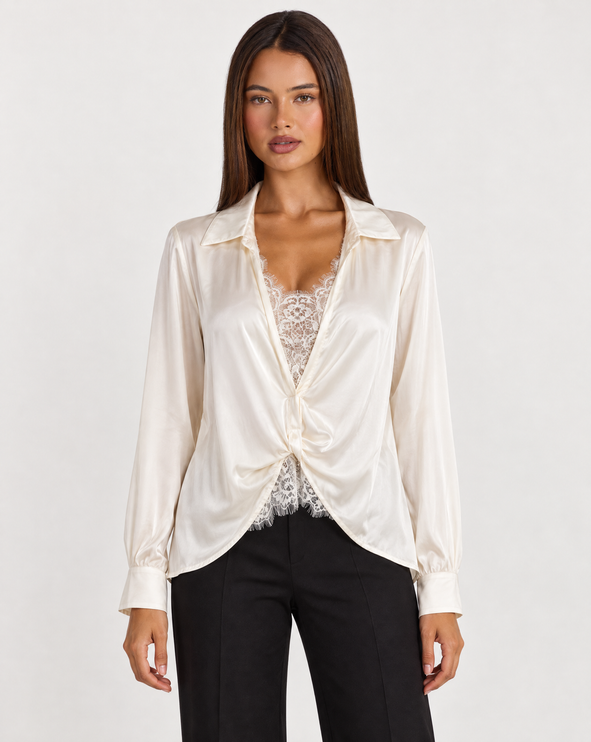 Camicia donna satinata con pizzo e drappeggio bianco indossata da Polly 4, vista frontale