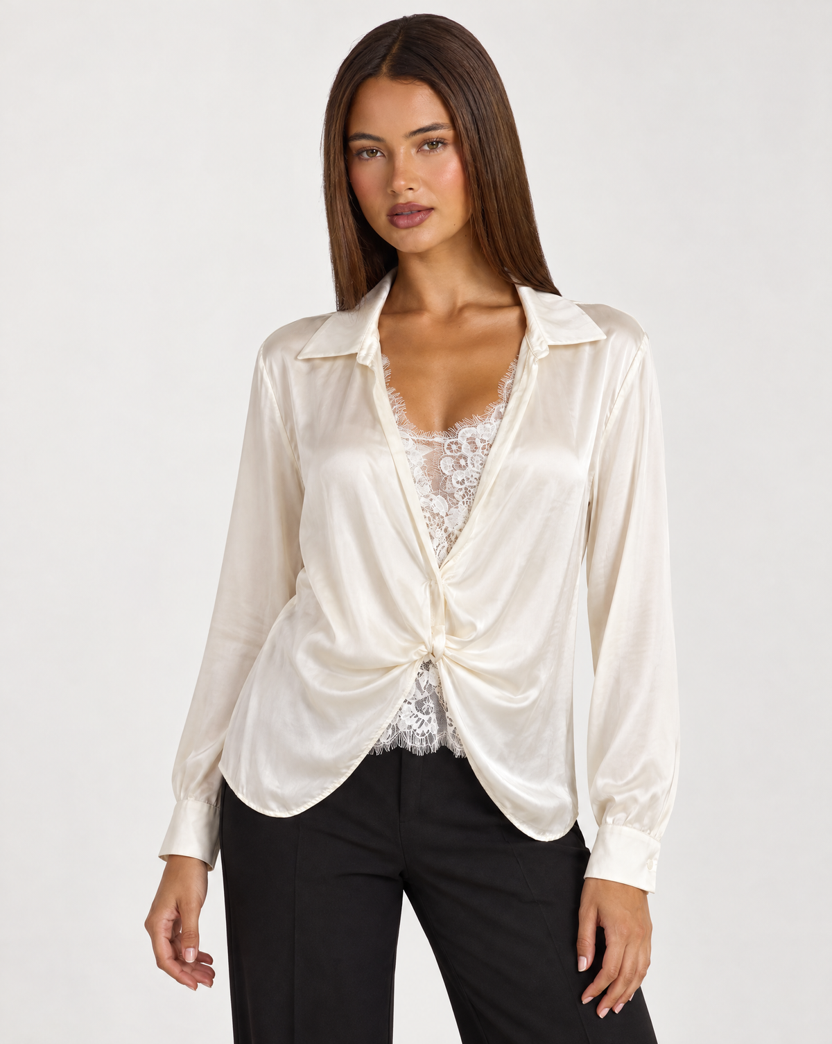 Camicia donna satinata con pizzo e drappeggio bianco indossata da Polly 4, vista tre quarti