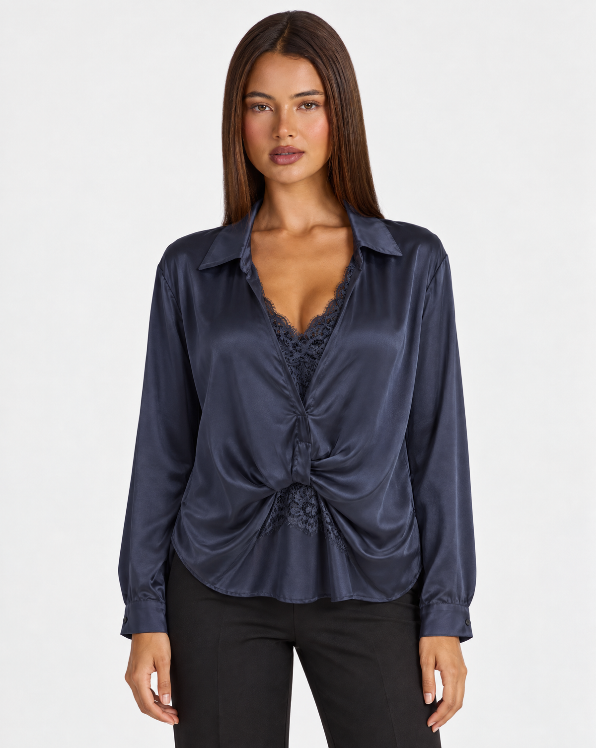 Camicia donna satinata con pizzo e drappeggio blu indossata da Polly 4, vista frontale