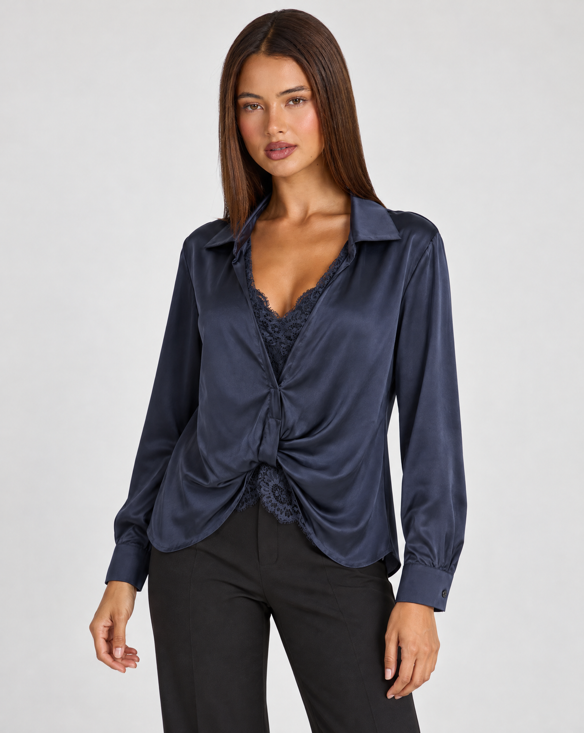 Camicia donna satinata con pizzo e drappeggio blu indossata da Polly 4, vista tre quarti