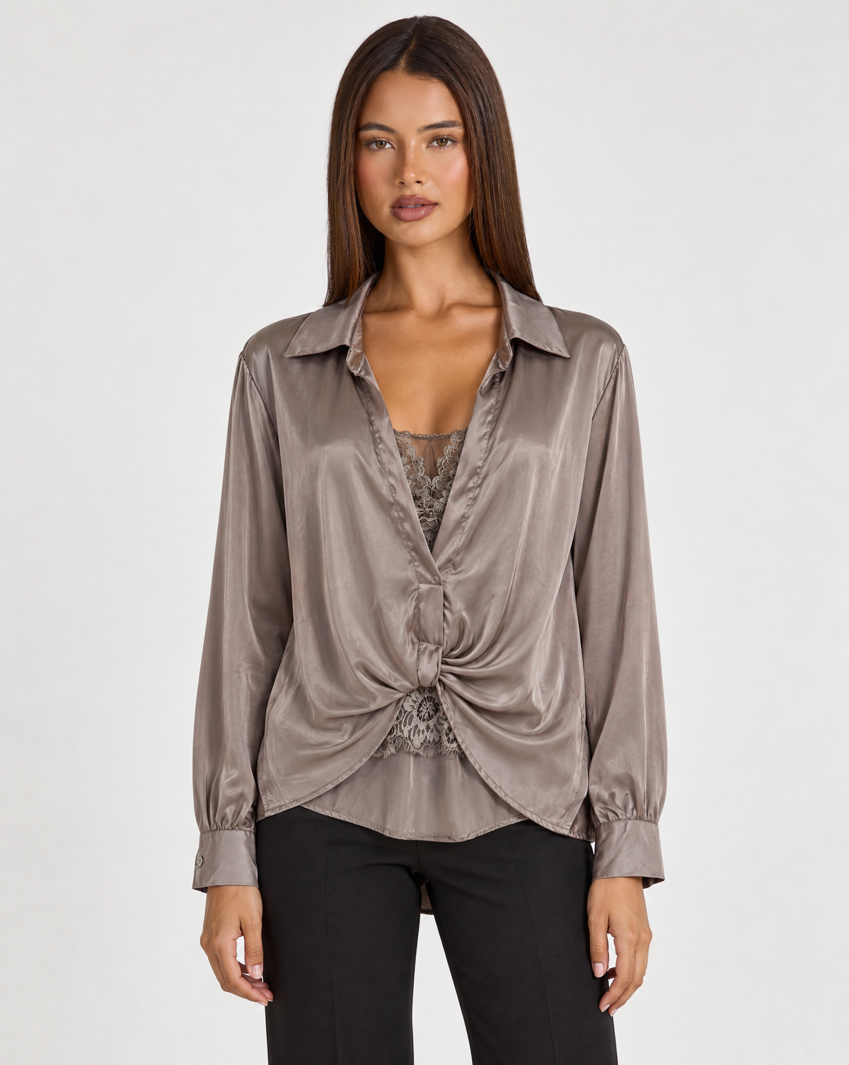 Camicia donna satinata con pizzo e drappeggio fango indossata da Polly 4, vista frontale
