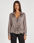 Camicia donna satinata con pizzo e drappeggio fango indossata da Polly 4, vista frontale