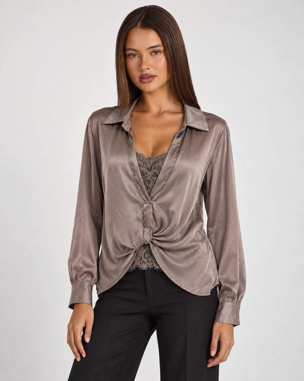 Camicia donna satinata con pizzo e drappeggio fango indossata da Polly 4, vista tre quarti