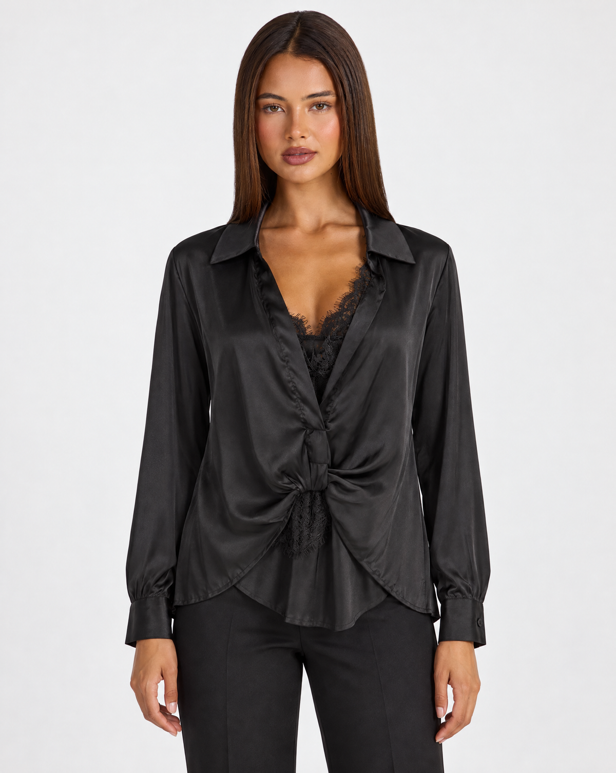 Camicia donna satinata con pizzo e drappeggio nero indossata da Polly 4, vista frontale