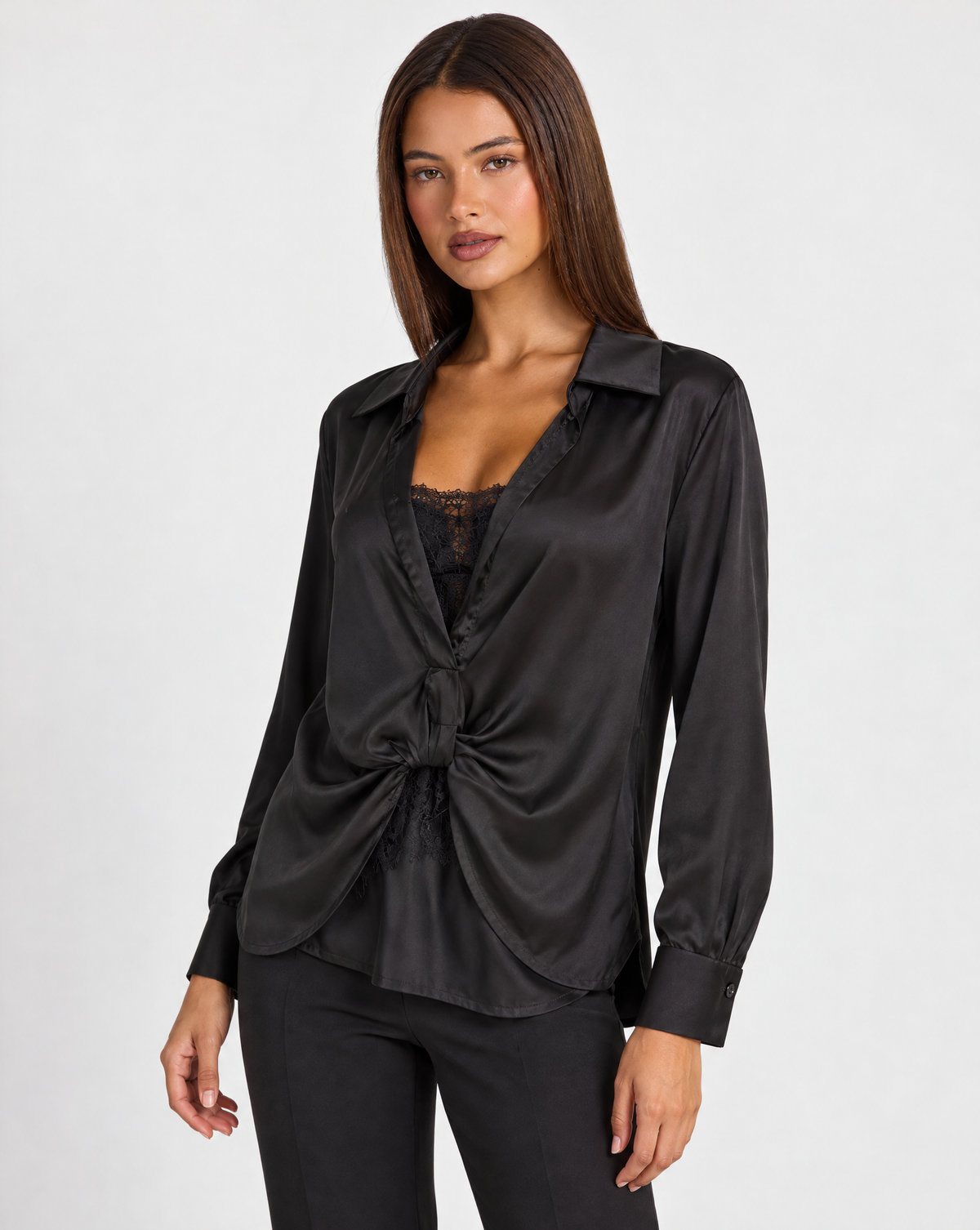 Camicia donna satinata con pizzo e drappeggio nero indossata da Polly 4, vista tre quarti