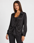 Camicia donna satinata con pizzo e drappeggio nero indossata da Polly 4, vista tre quarti