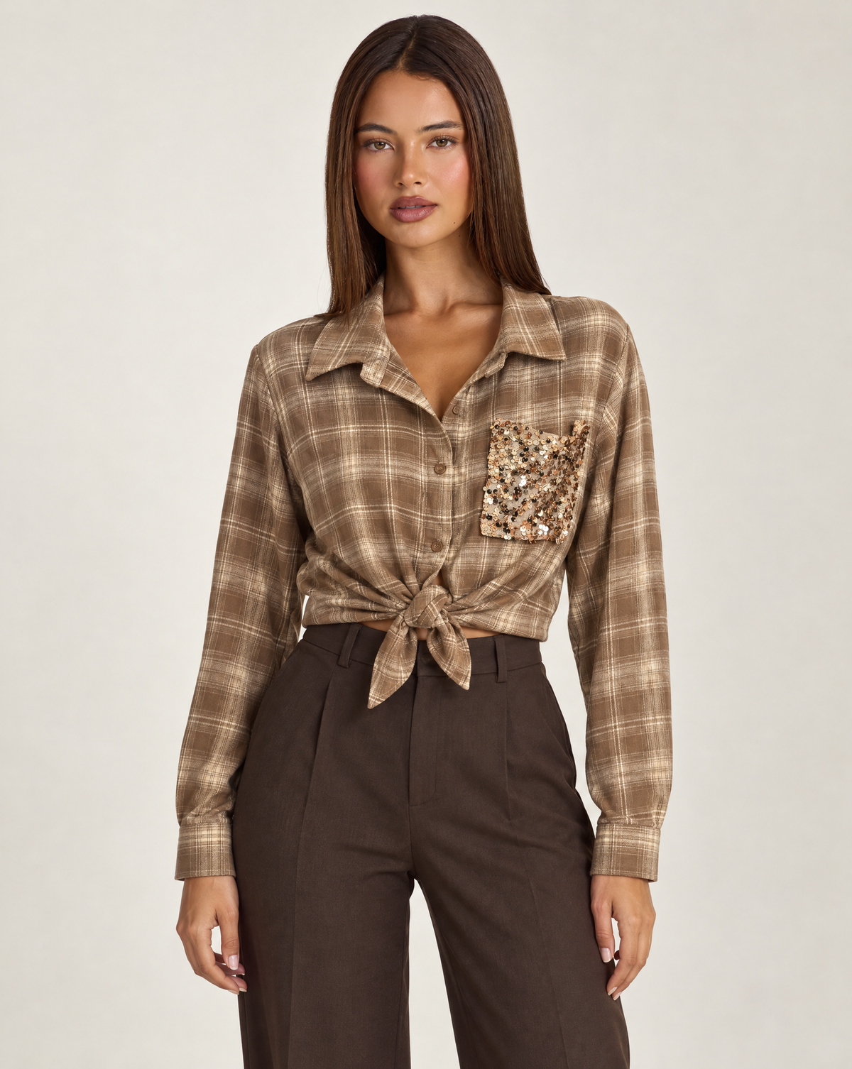 Camicia donna a quadri con nodo e paillettes marrone chiaro con Polly 4 – frontale