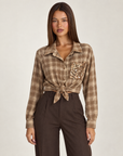 Camicia donna a quadri con nodo e paillettes marrone chiaro con Polly 4 – frontale